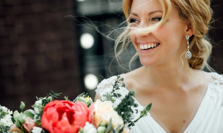 Улыбка на свадьбе: лучшее украшение фотографий
